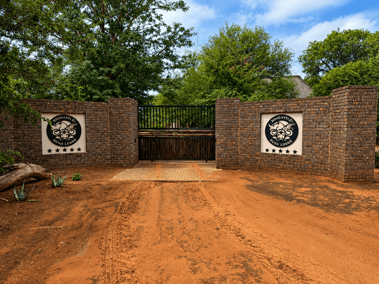 Branded five-star entrance gate to Bougasvlei Bush Lodge in Thabazimbi, Limpopo